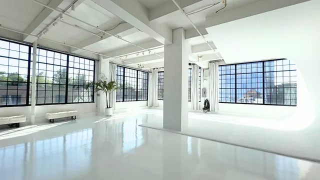 Production studio with a cyclorama wall for photography, film, fashion, and commercial productions. Creator studio hire: equipment and facilities to check